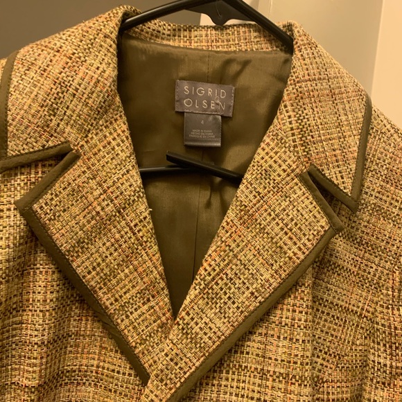 Never worn . Size 4 needed 6. - Picture 2 of 2